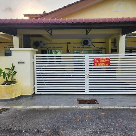 Вилла D'Haja 61 Klia Sepang With 3 Airconds & Wifi Бантинг Экстерьер фото