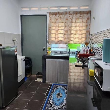 Вилла D'Haja 61 Klia Sepang With 3 Airconds & Wifi Бантинг Экстерьер фото